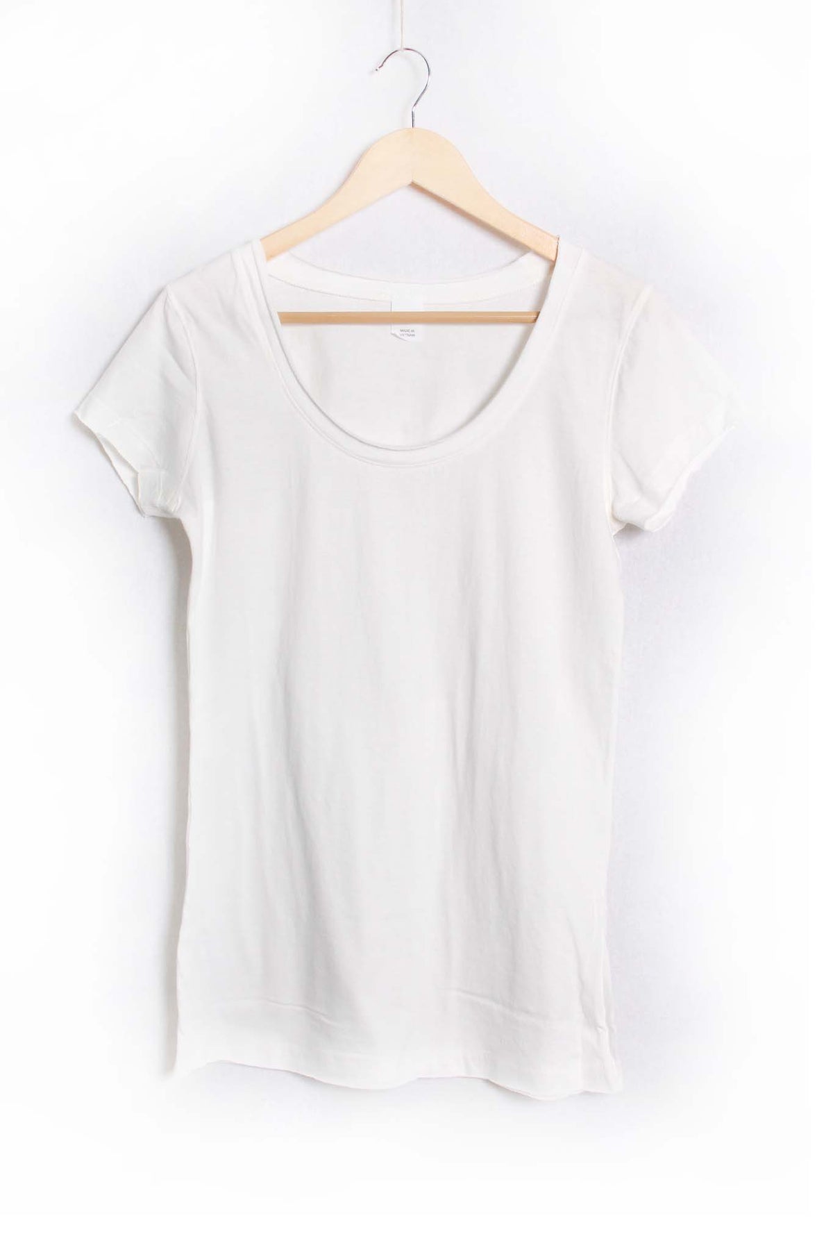 Hot Fashionista Women's Short Sleeve Scoop Neck Basic Top